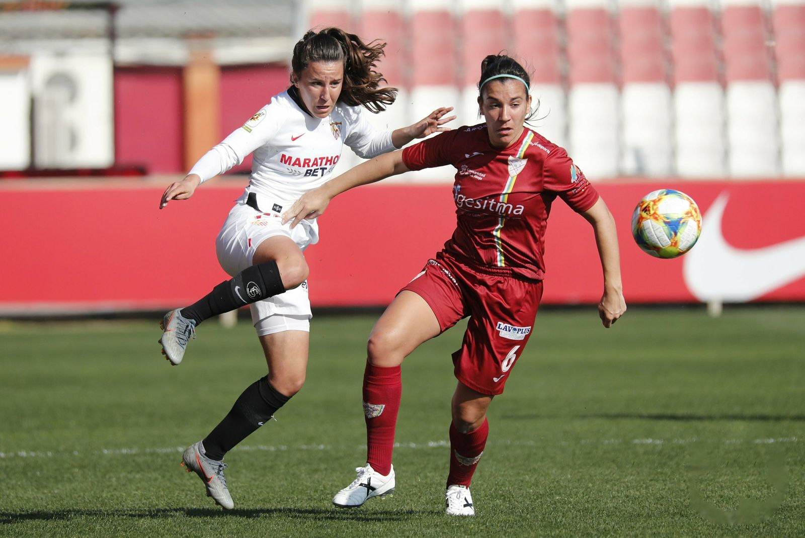 La sevillista Raquel Pinel, tras golpear la pelota.