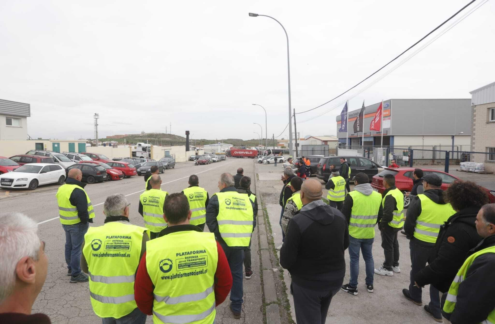 Piquetes, en el Cortijo Real de Algeciras este viernes.