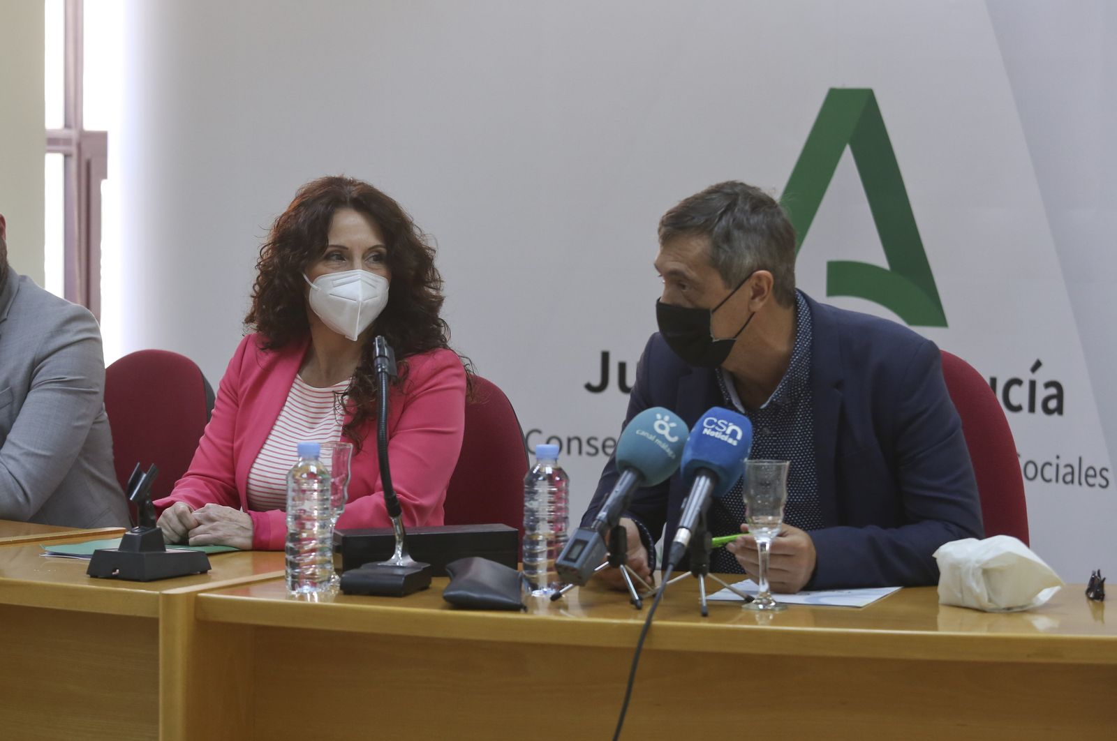 La consejera de Igualdad, Políticas Sociales y Conciliación, Rocío Ruiz y el Vicerrector de Investigación y Transferencia de la UMA, Teodomiro López Navarrete, en la presentación de la Cátedra Atención Domiciliaria.