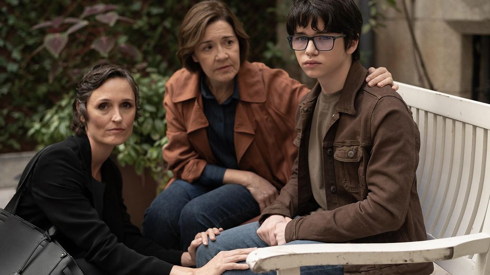 Laura Pamplona y María Pujalte con el niño protagonista del primer caso de 'Laura y sus misterios'