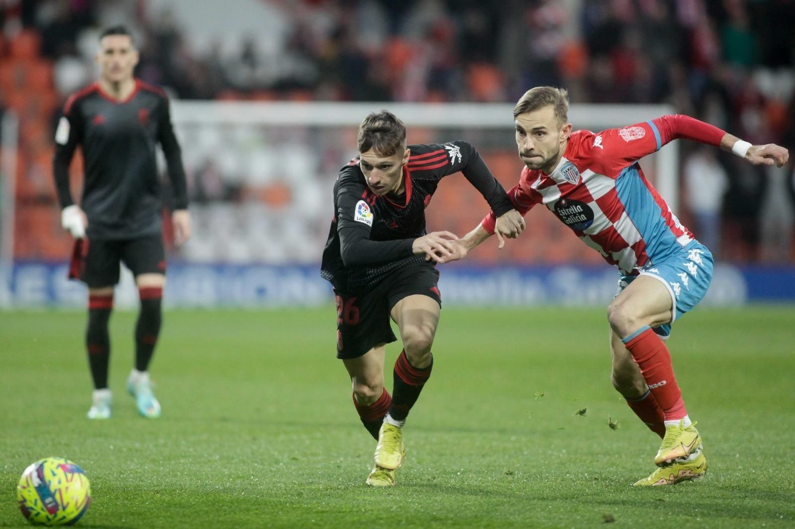 Bryan Zaragoza corre a por un balón en el partido de la primera vuelta.