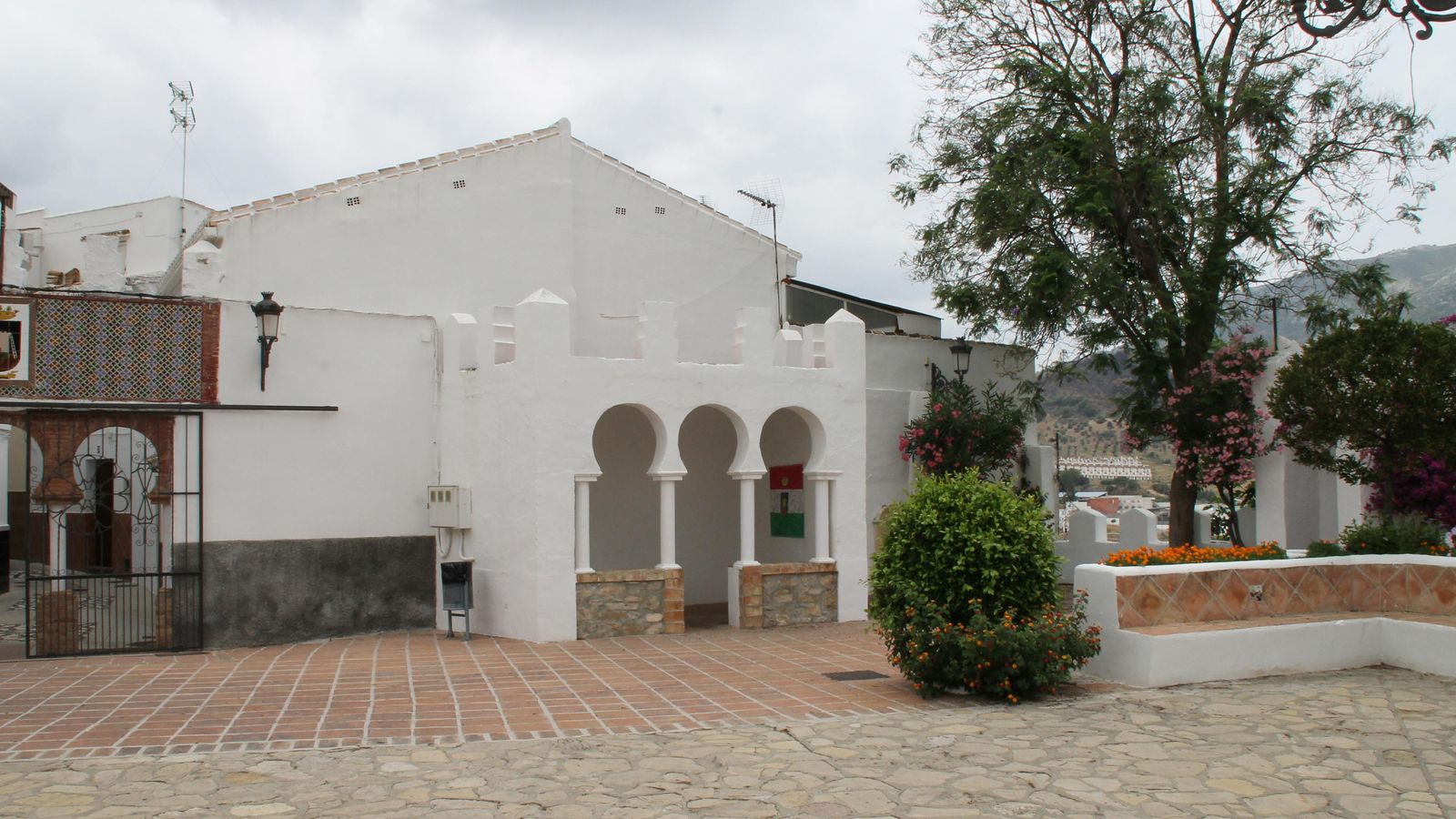 El restaurado castillo de Alozaina.