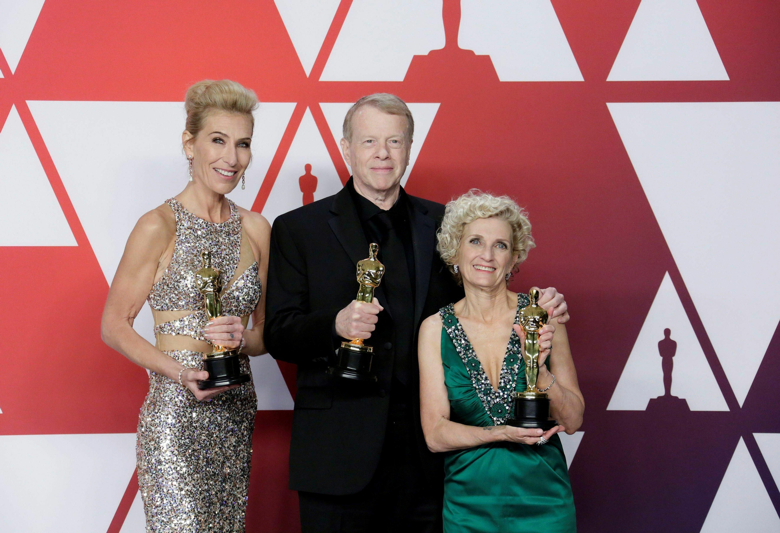 Greg Cannom, Kate Biscoe y Patricia Dehaney posan con la estatuilla a mejor peluquería y maquillaje por 'Vice'