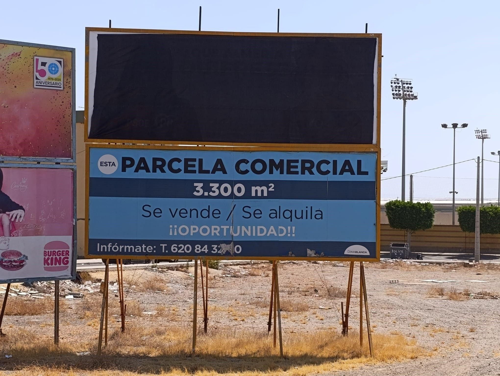Una de las vallas publicitarias instaladas en El Ejido cubierta con una lona negra. Una de las vallas publicitarias instaladas en El Ejido cubierta con una lona negra.