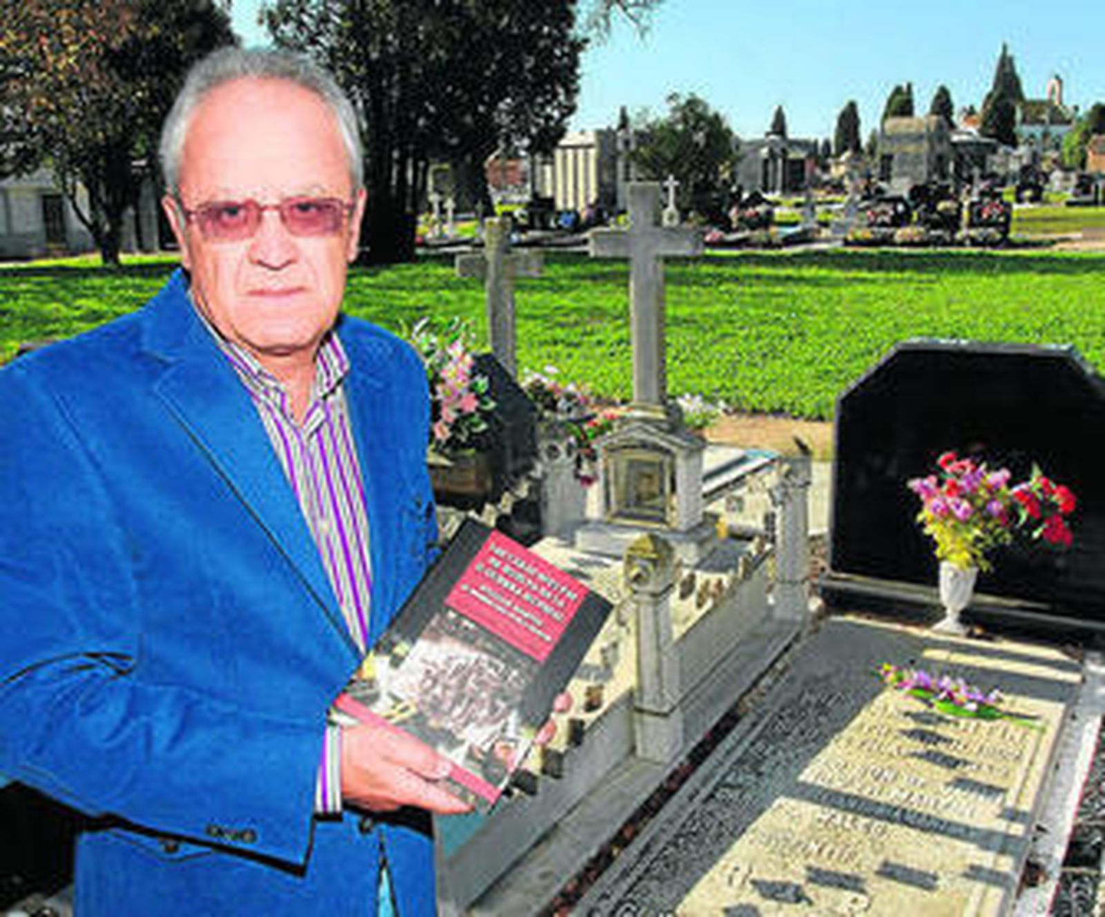 Lopa con su libro sobre el hombre que nunca existió.