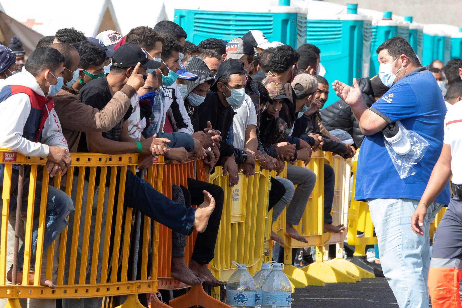 Un grupo de inmigrantes en el muelle de Arguineguín.