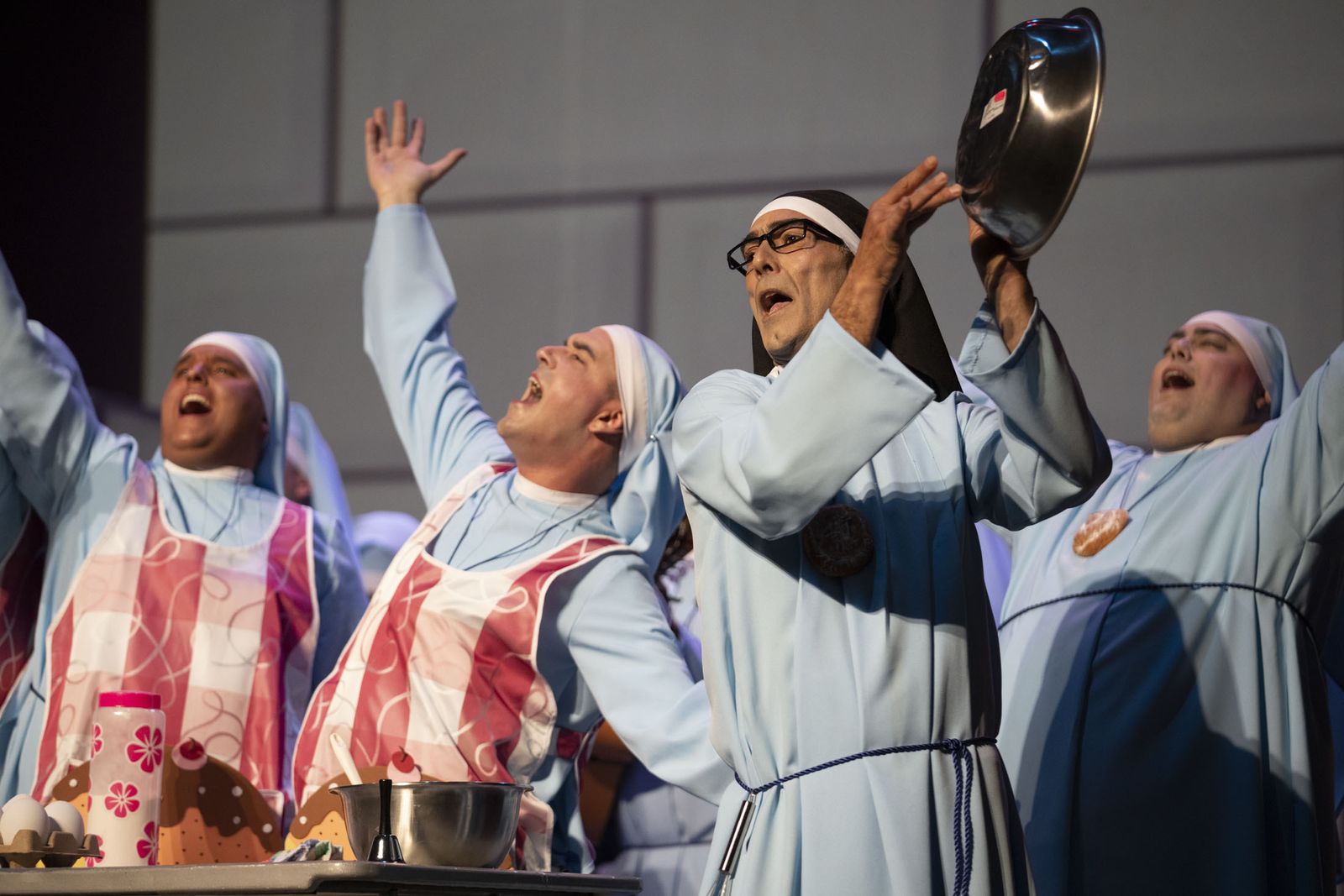 Imágenes de la actuación de la murga de Isla Cristina 'Las monjas 30 años de tradición' en el Carnaval Colombino