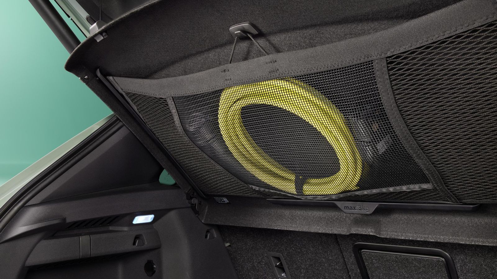 Para las cargas con corriente alterna se dispone de un cable que, en este SUV, puede ir almacenado en una red adosada a la bandeja ocultaequipajes.