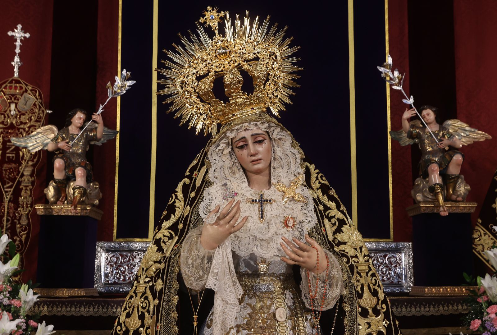 Las impresionantes imágenes de la Virgen de la Victoria en su besamanos