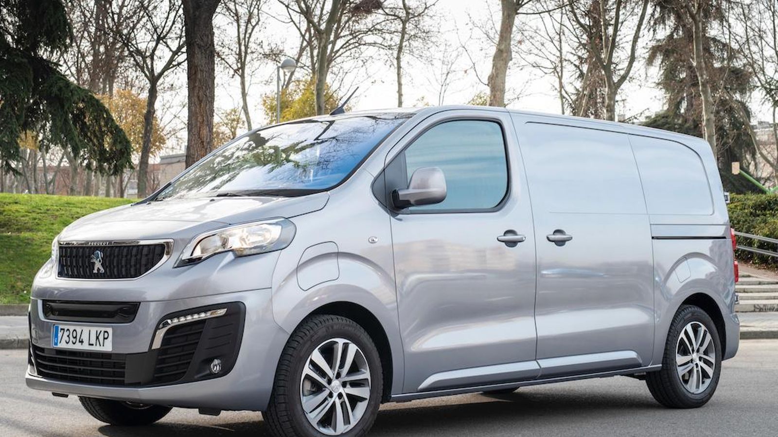 El e-Expert comparte el motor eléctrico con e-Rifter y e-Partner, sin embargo, está disponible no sólo con la batería de 50 kWh, sino que también cuenta con una de 75 para las dos mayores tallas.