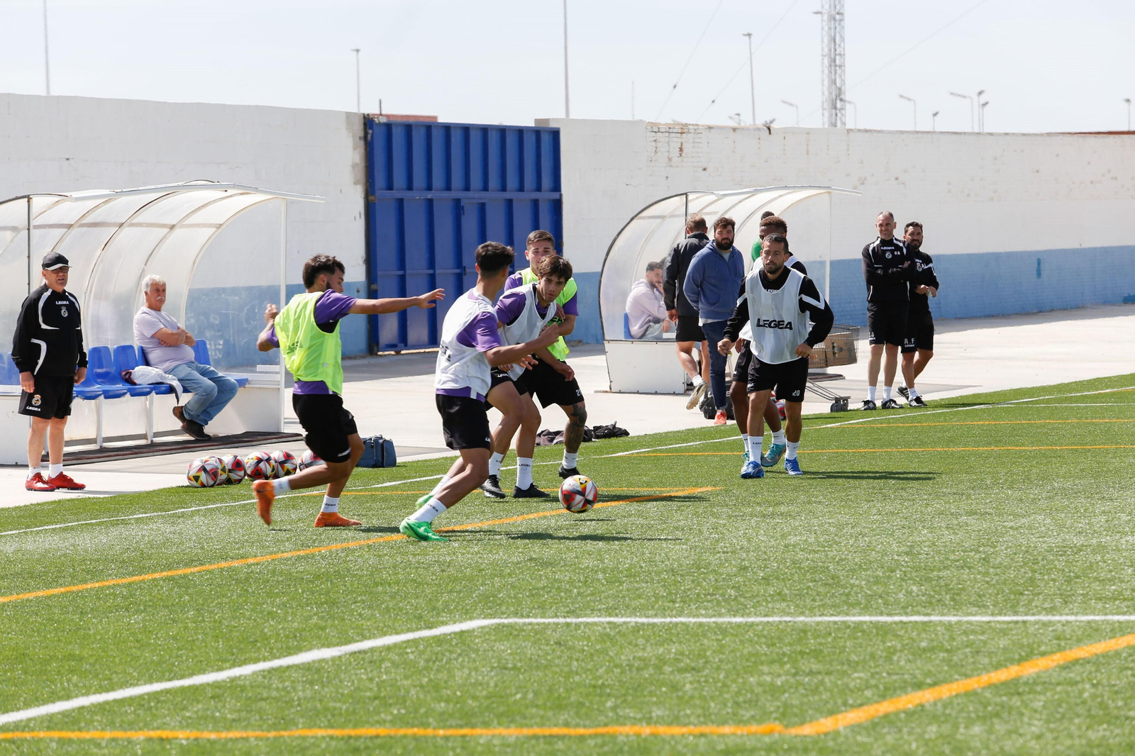 La Balona prepara sobre césped sintético el partido en Lebrija