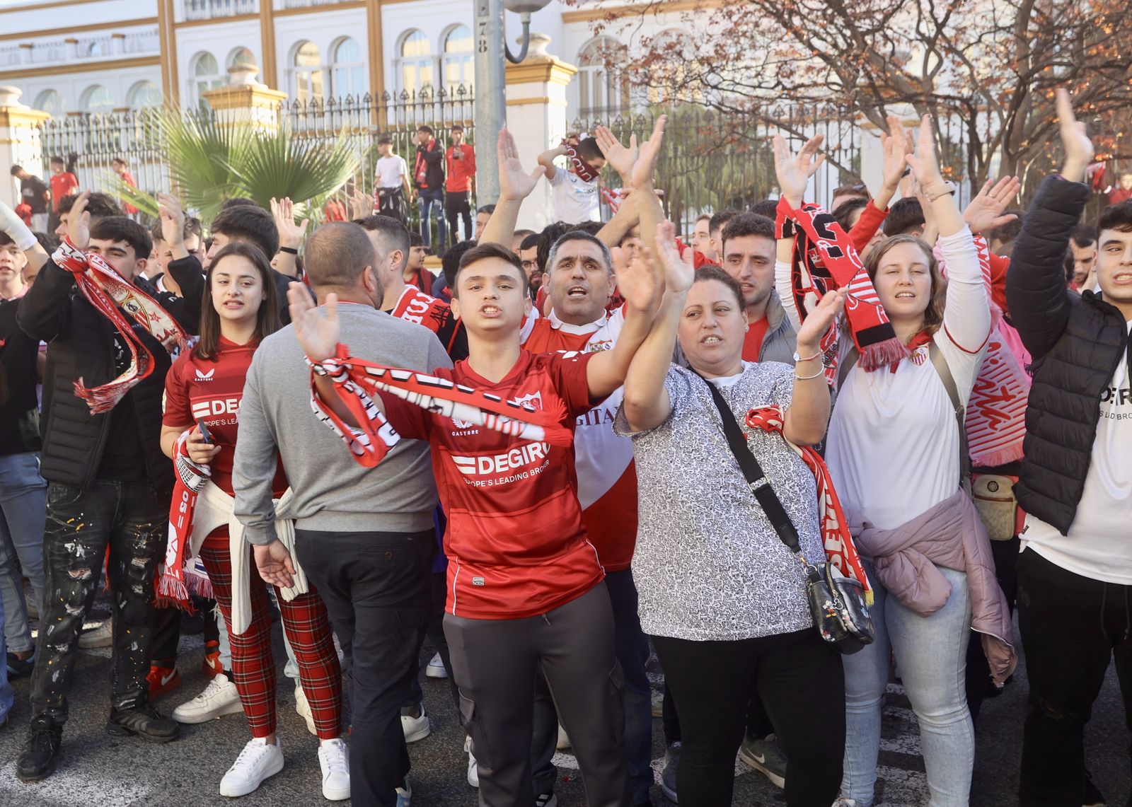 Llegada del Sevilla al Pizjuán