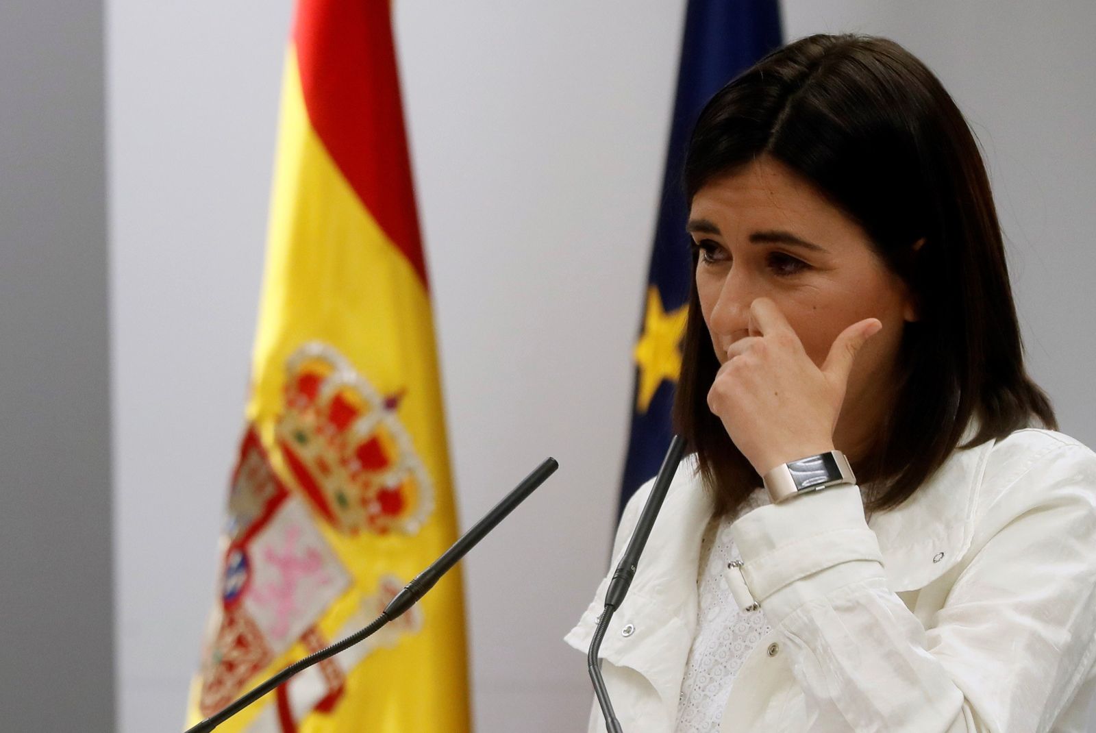 Carmen Montón gesticula durante su rueda de prensa.
