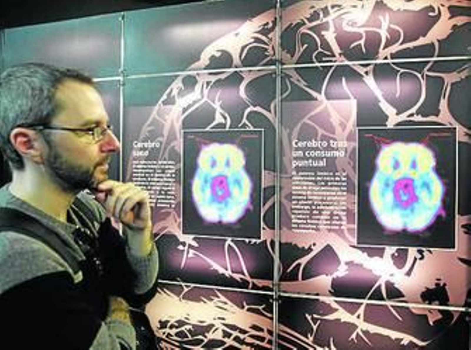 Luis Rogelio Rodríguez junto a los representantes de La Caixa Rafael Herrador, Luis Reverter y una pistola virtual.