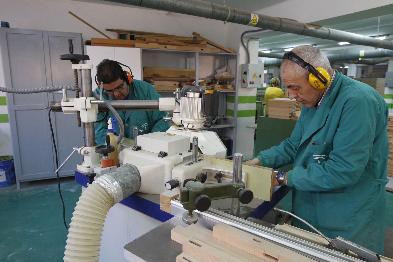 Dos hombres trabajan en una carpintería.