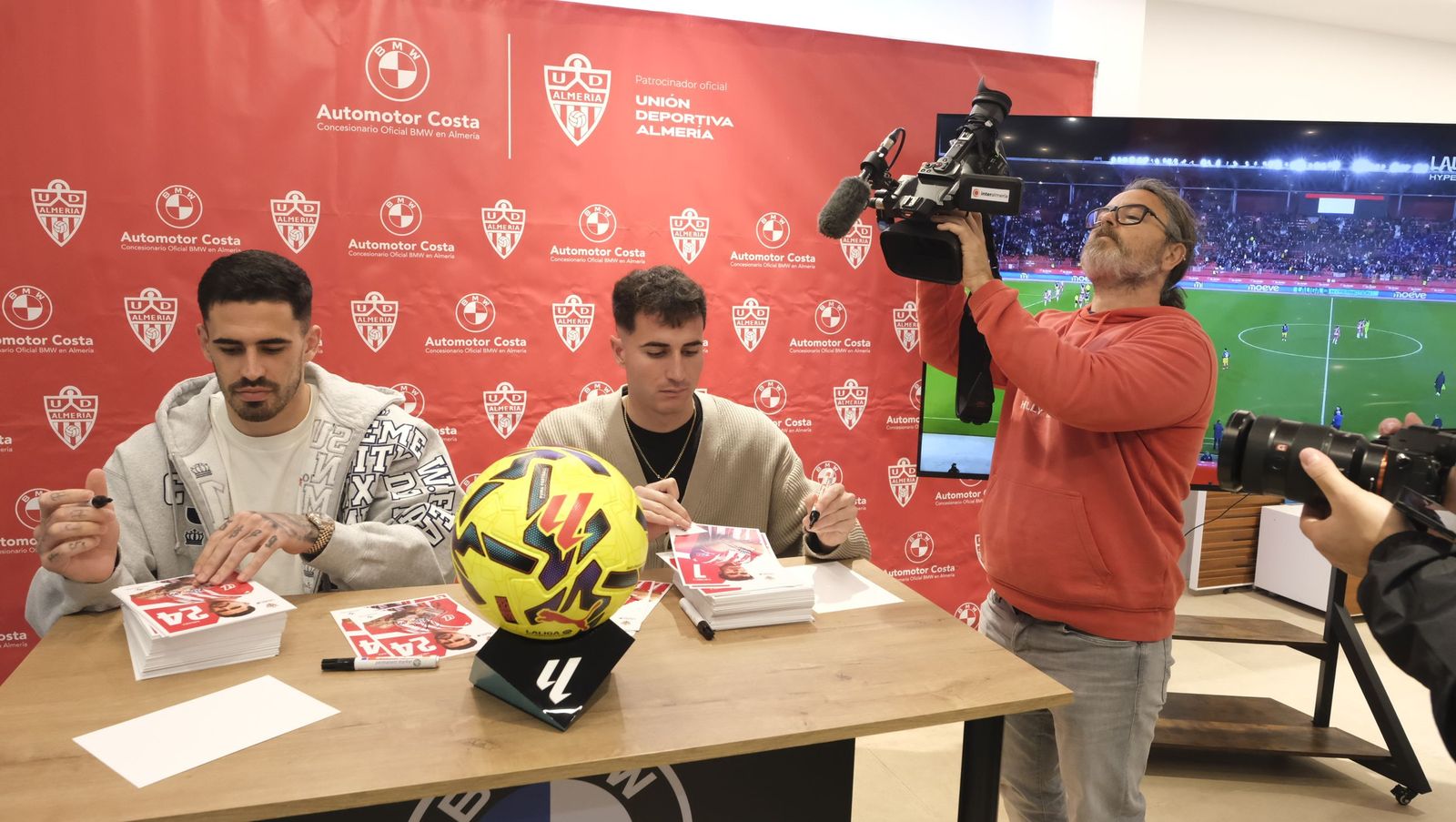 Jon Mocillo y Miguel de la Fuente firman autógrafos en Automotor Costa BMW