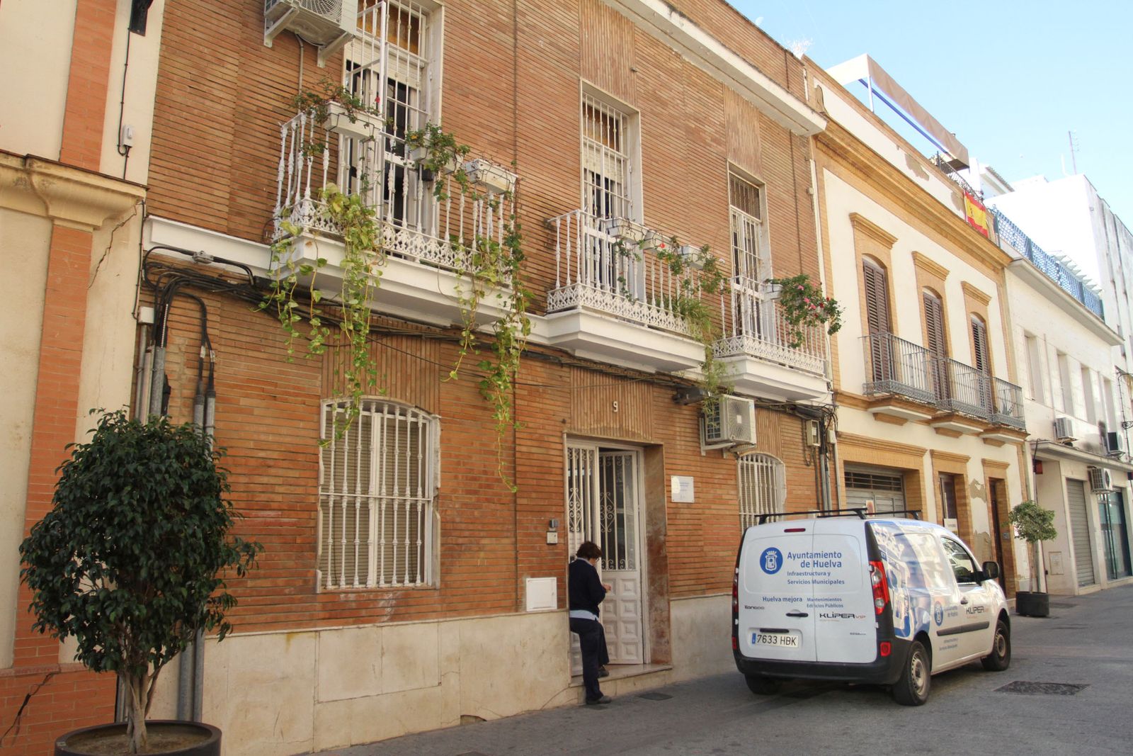 Fachada principal del albergue municipal de Huelva.
