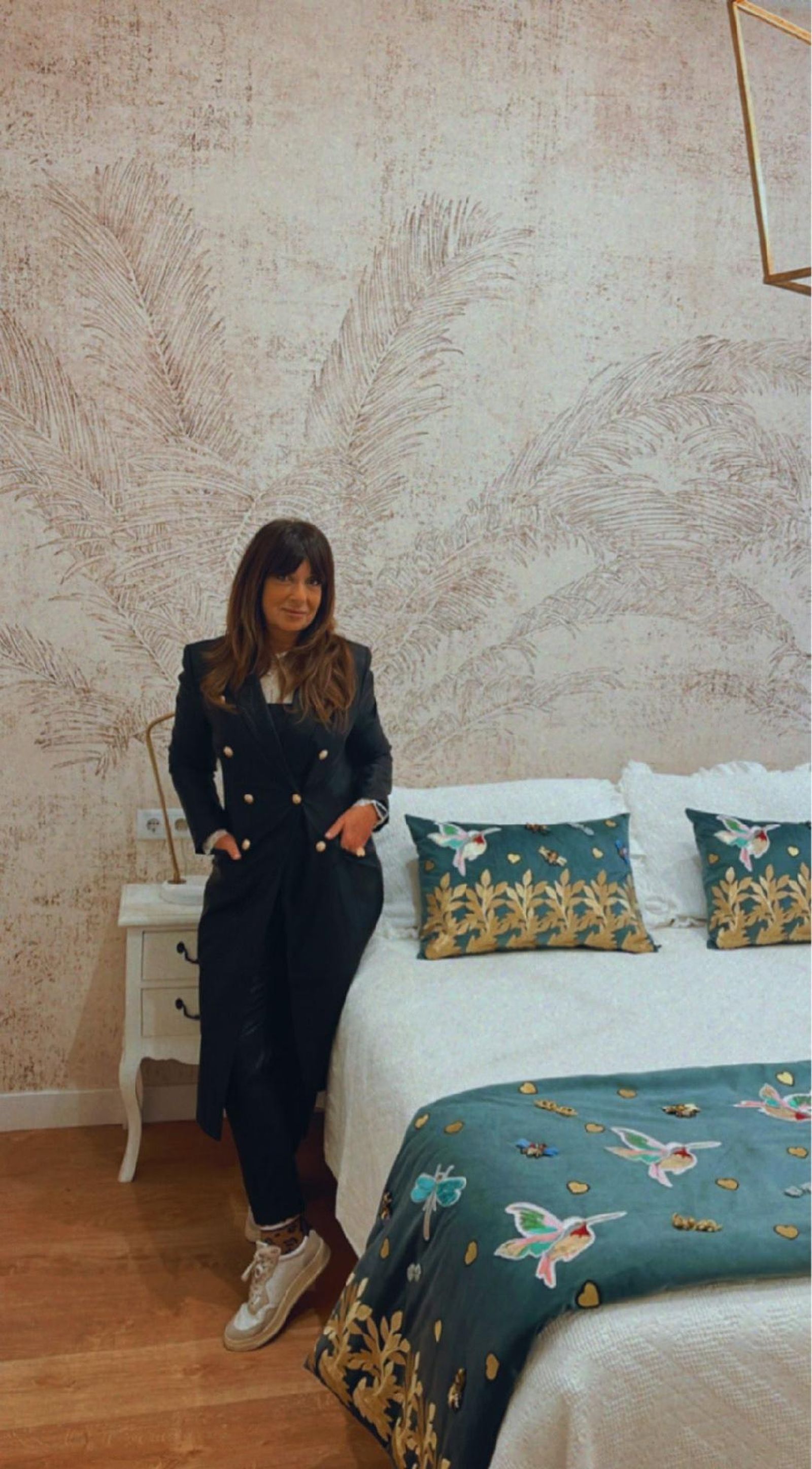 Mar Carmona, ante el mural de la habitación principal.