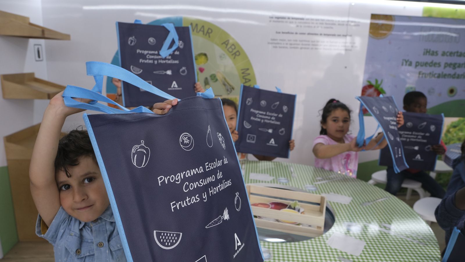 Imágenes de la caravana Frutibús, alimentación saludable, en Las Norias (El Ejido)