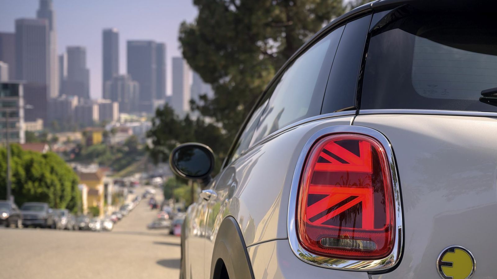 La bandera inglesa está en los faros traseros.