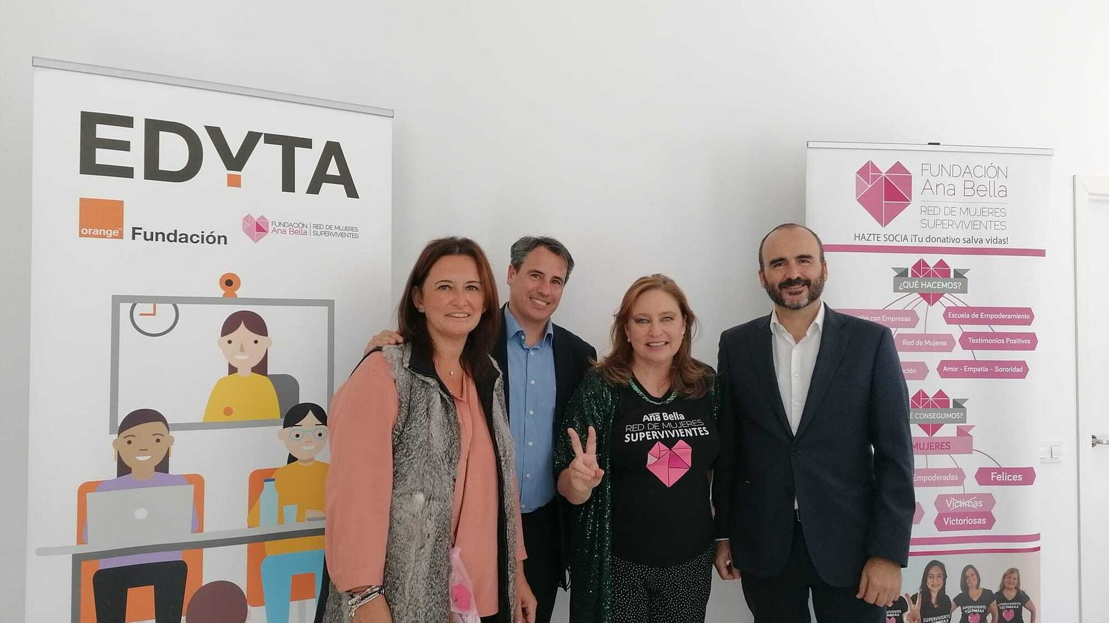 Representantes de Orange y su Fundación junto a la creadora de Fundación Ana Bella, dirigida a víctimas de violencia de género.