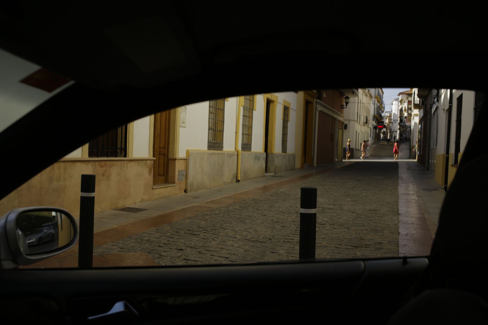 Una calle peatonal de Ronda con pivotes.