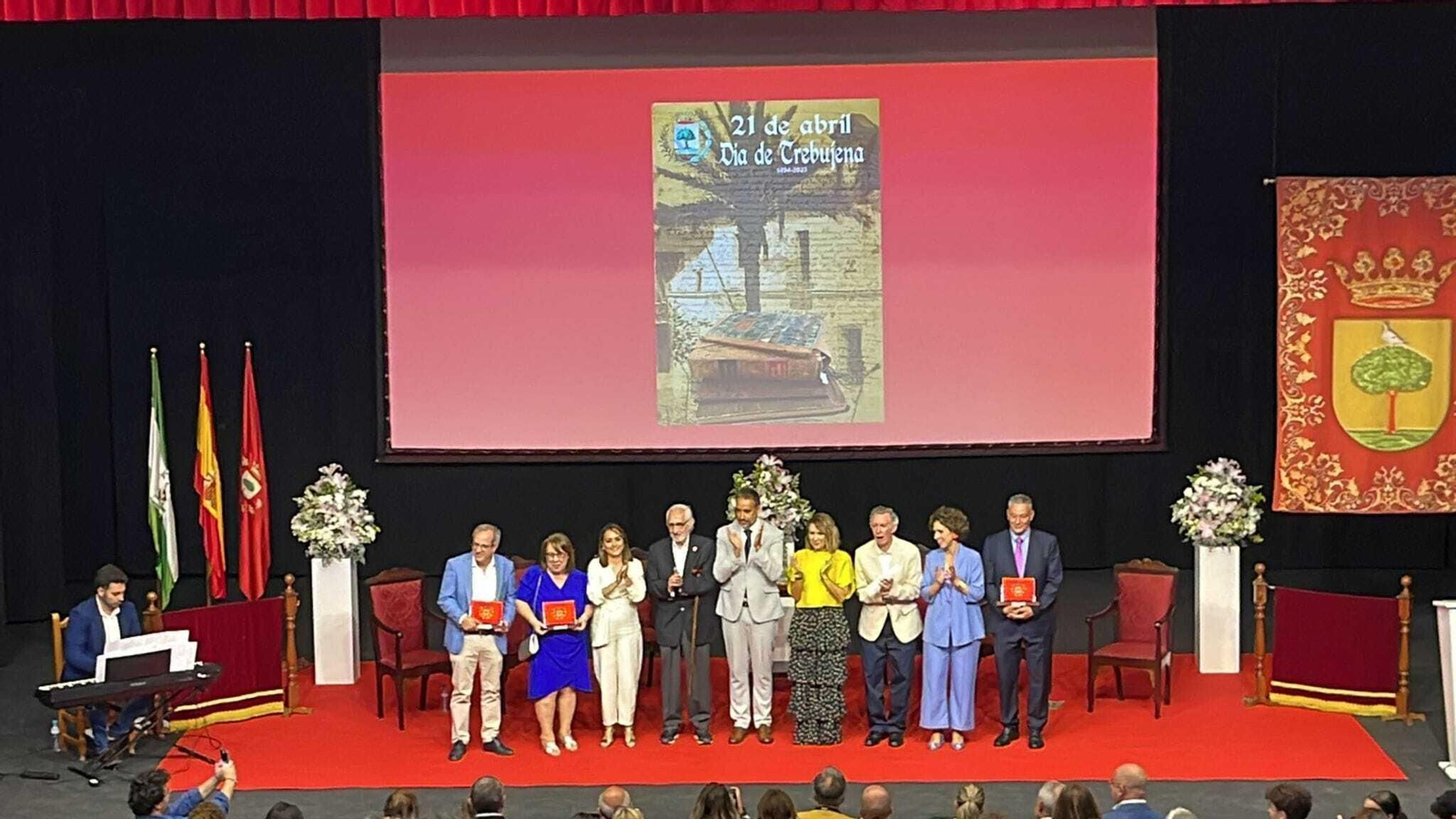 El acto institucional de entrega del Escudo de Oro de la Villa y la Bandera de Trebujena en el Teatro Municipal.
