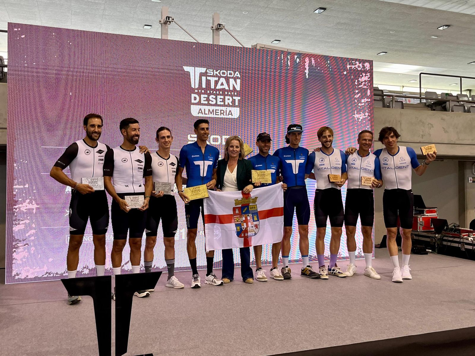 El equipo 'Costa de Almería' recogiendo el galardón de campeón de equipos de tres corredores.