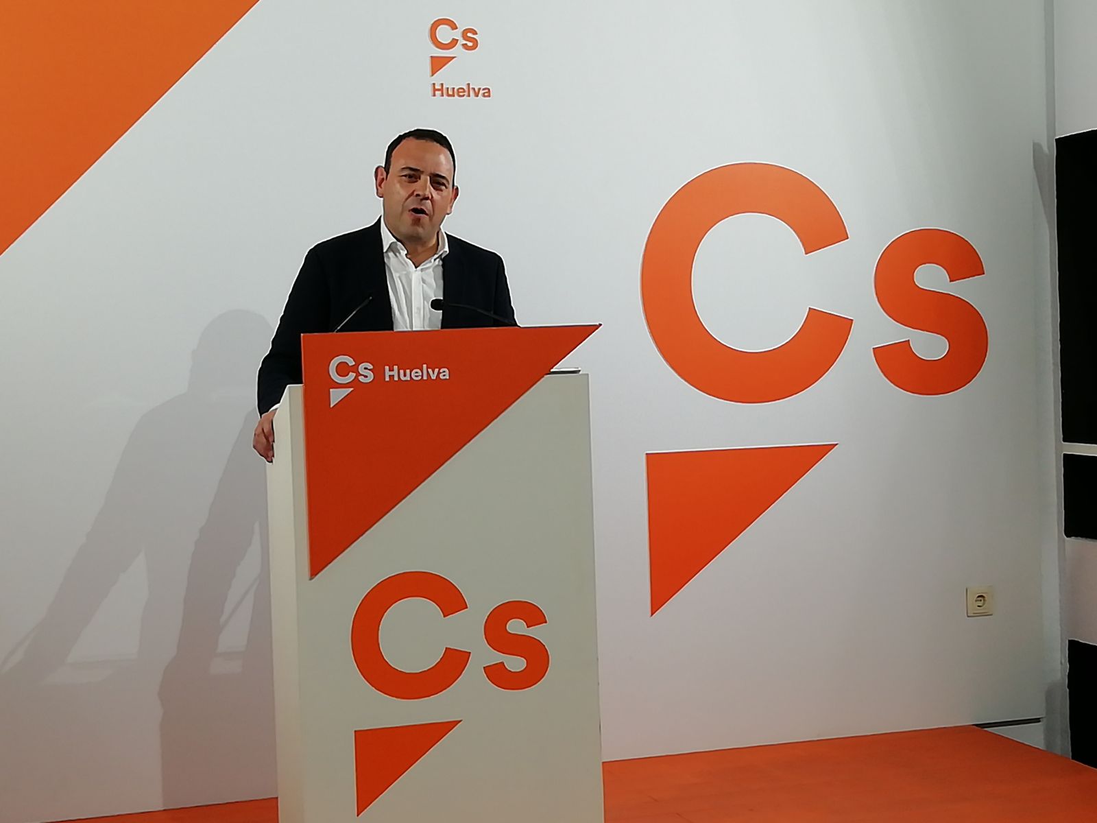 Carlos Hermoso en la sede de la formación naranja en Huelva.
