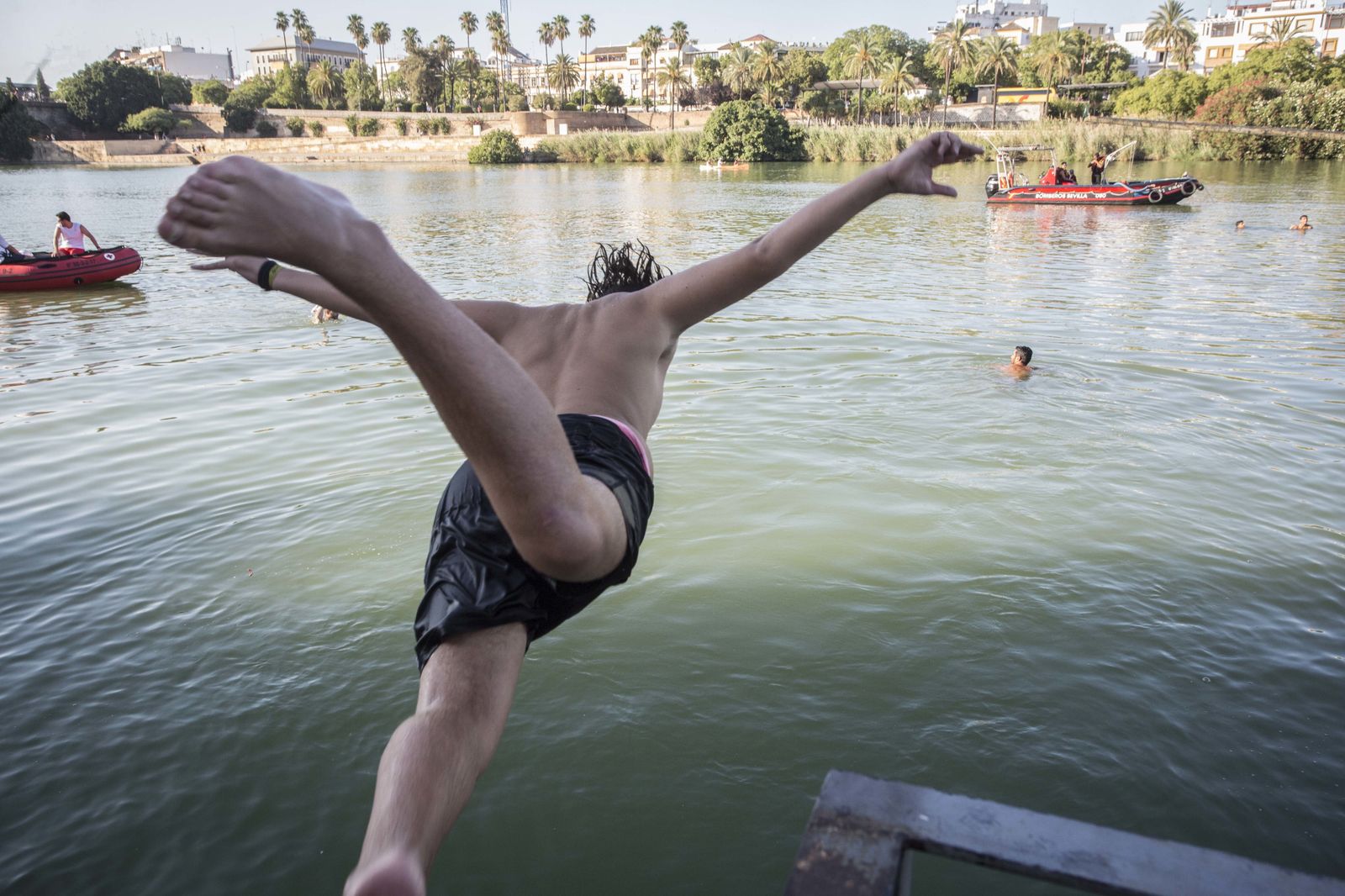 La cucaña de la Velá de Triana, en imágenes