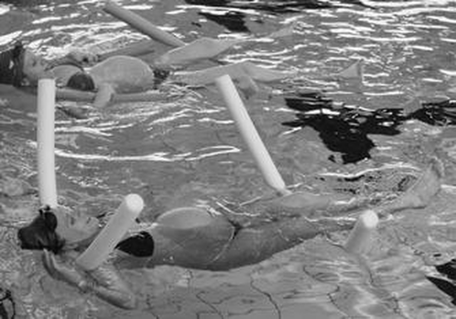 Dos mujeres embarazadas practican natación como modo de preparación para el parto.