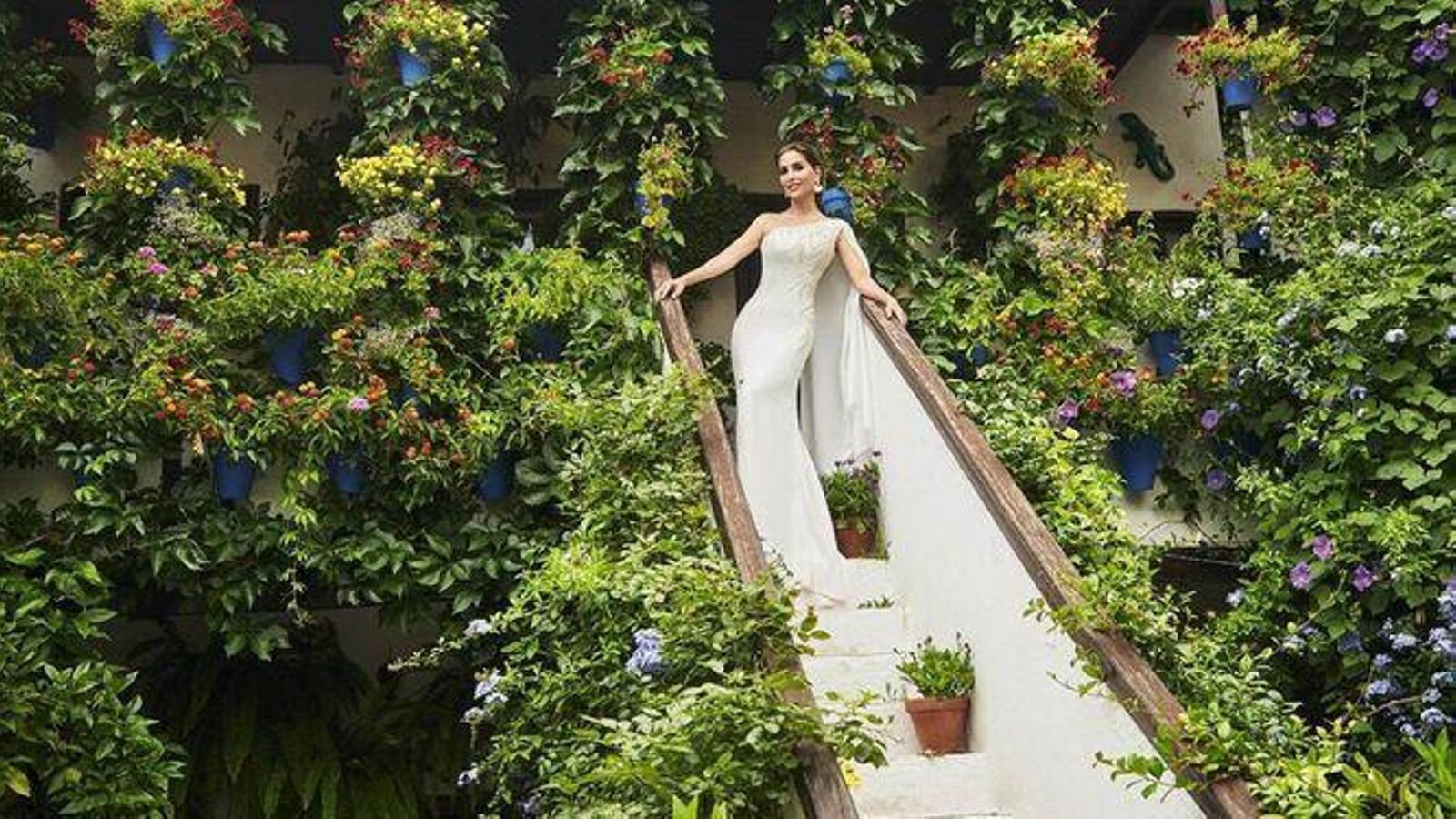 La cordobesa posó también para ¡Hola! en uno de los patios más emblemáticos de Córdoba La cordobesa posó también para ¡Hola! en uno de los patios más emblemáticos de Córdoba