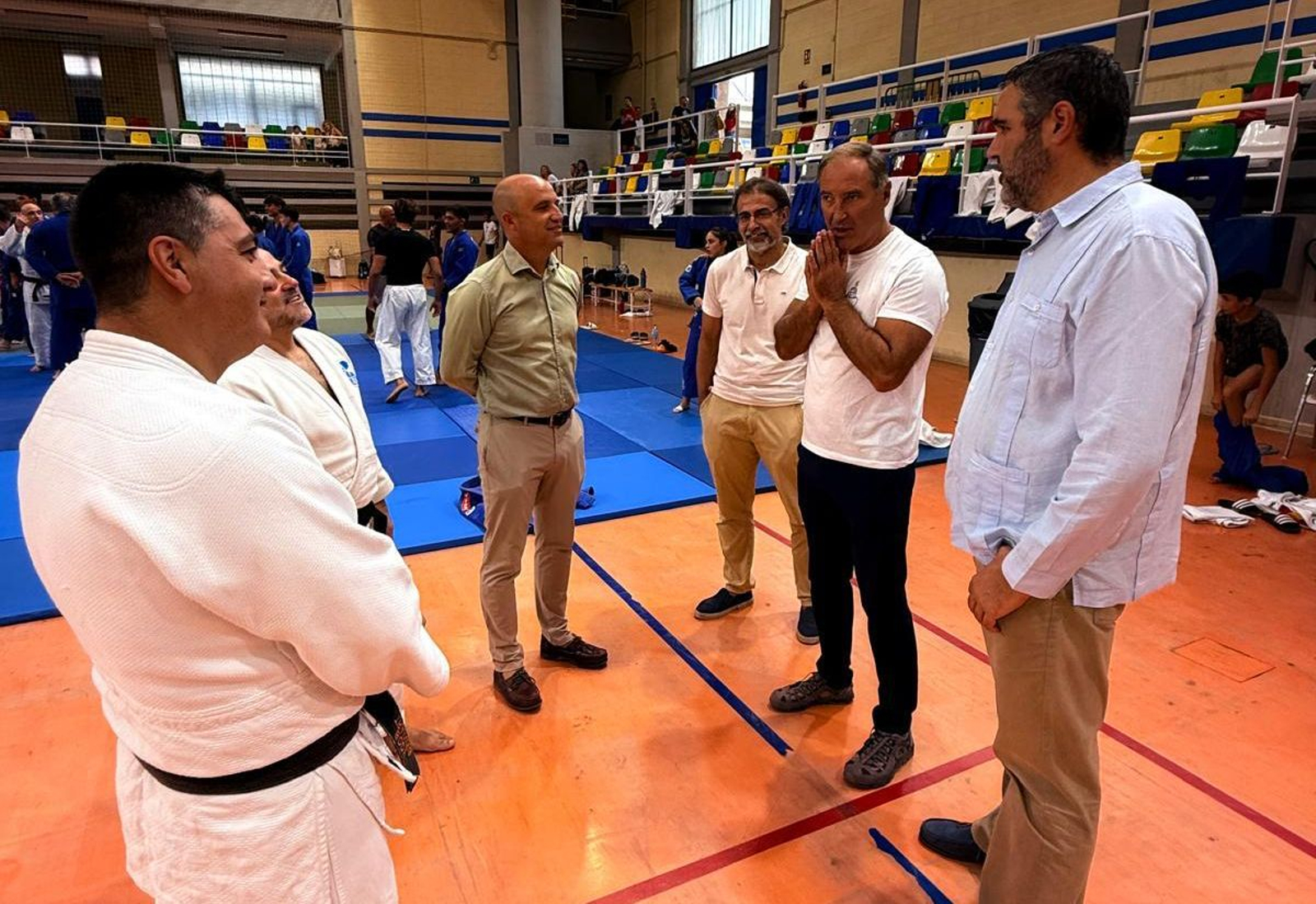 Los responsables institucionales durante su visita a la actividad desarrollada en el Pabellón Antonio Rivera.