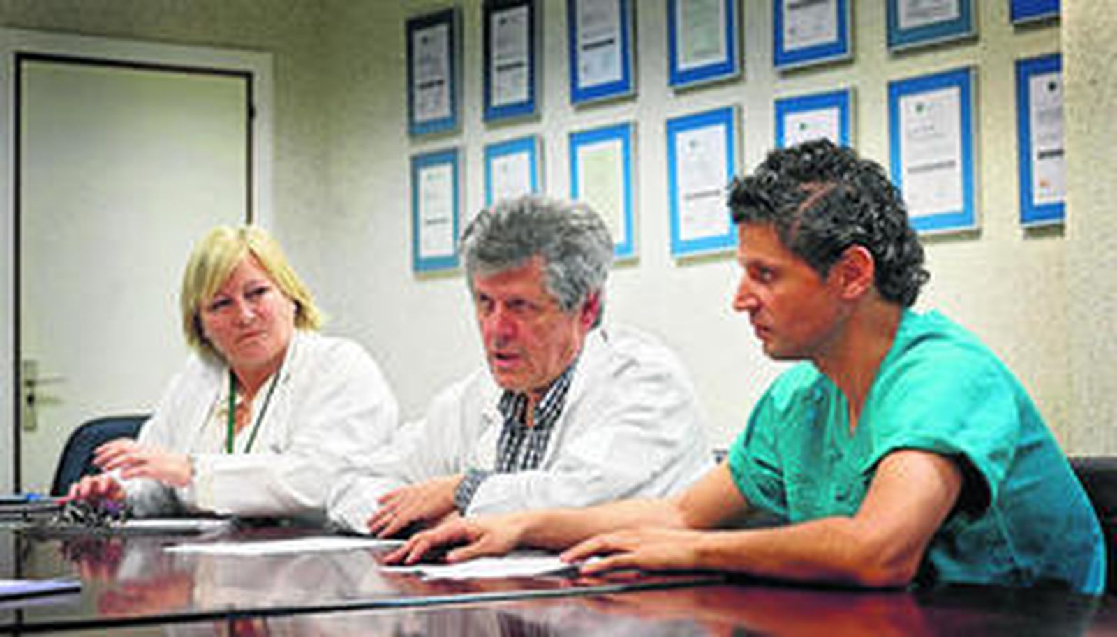 De izquierda a derecha, la doctora Marisa Rodríguez, y los doctores Antonio León y Dionisio Espinosa.