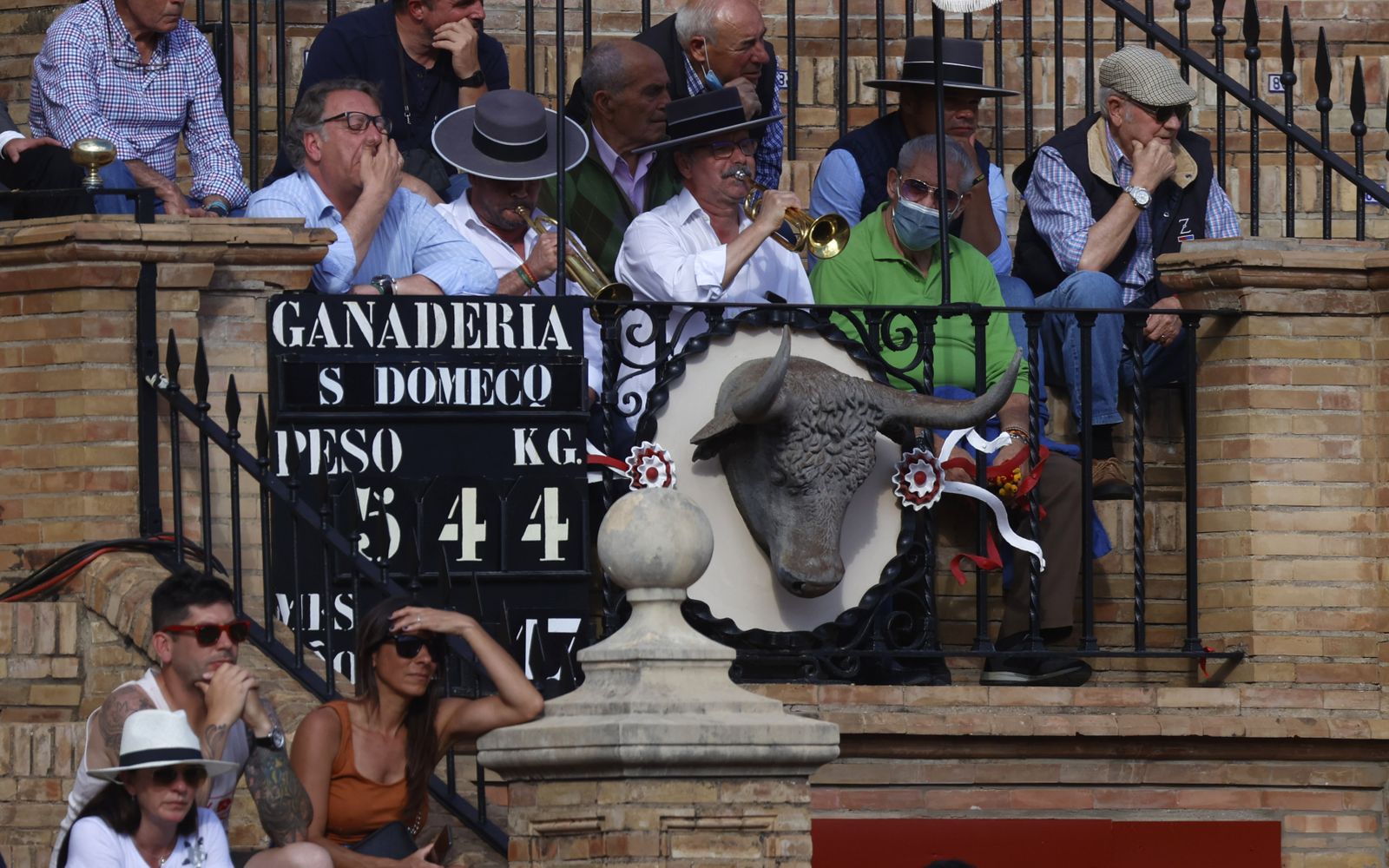 Los clarineros de la tarde de ayer, ubicados sobre la puerta de toriles de la Real Maestranza de Caballería.