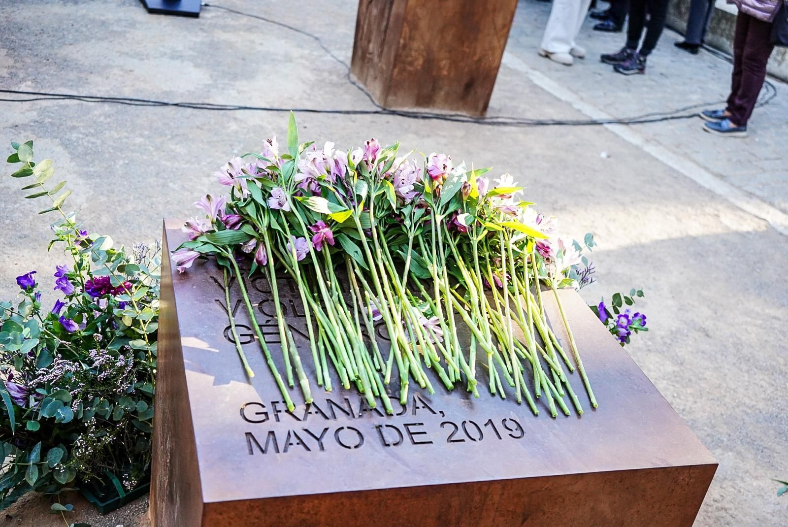 Flores sobre el monumento conmemorativo a las mujeres victmas de violencia de genero de Granada