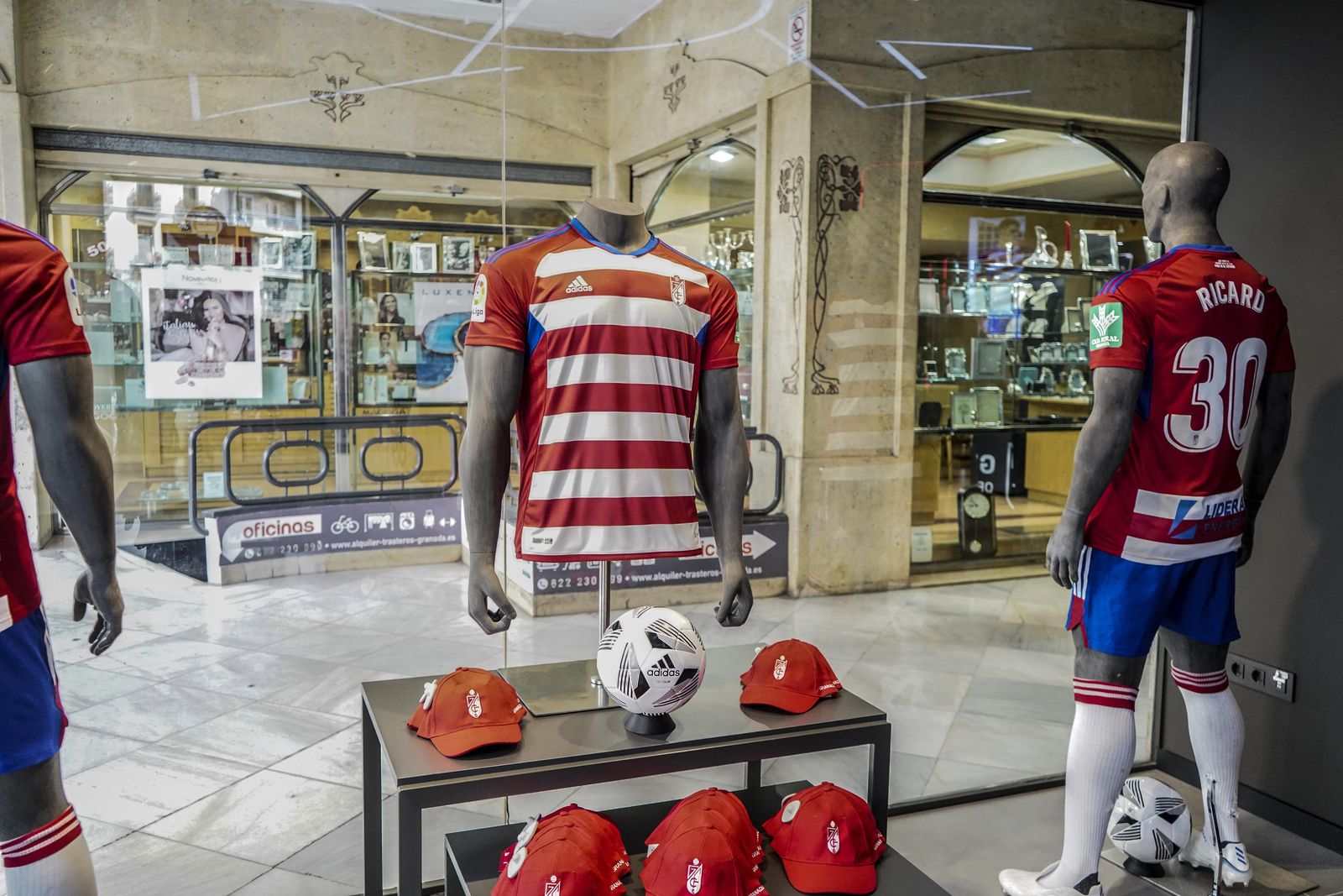 Conoce la nueva tienda del Granada en el centro