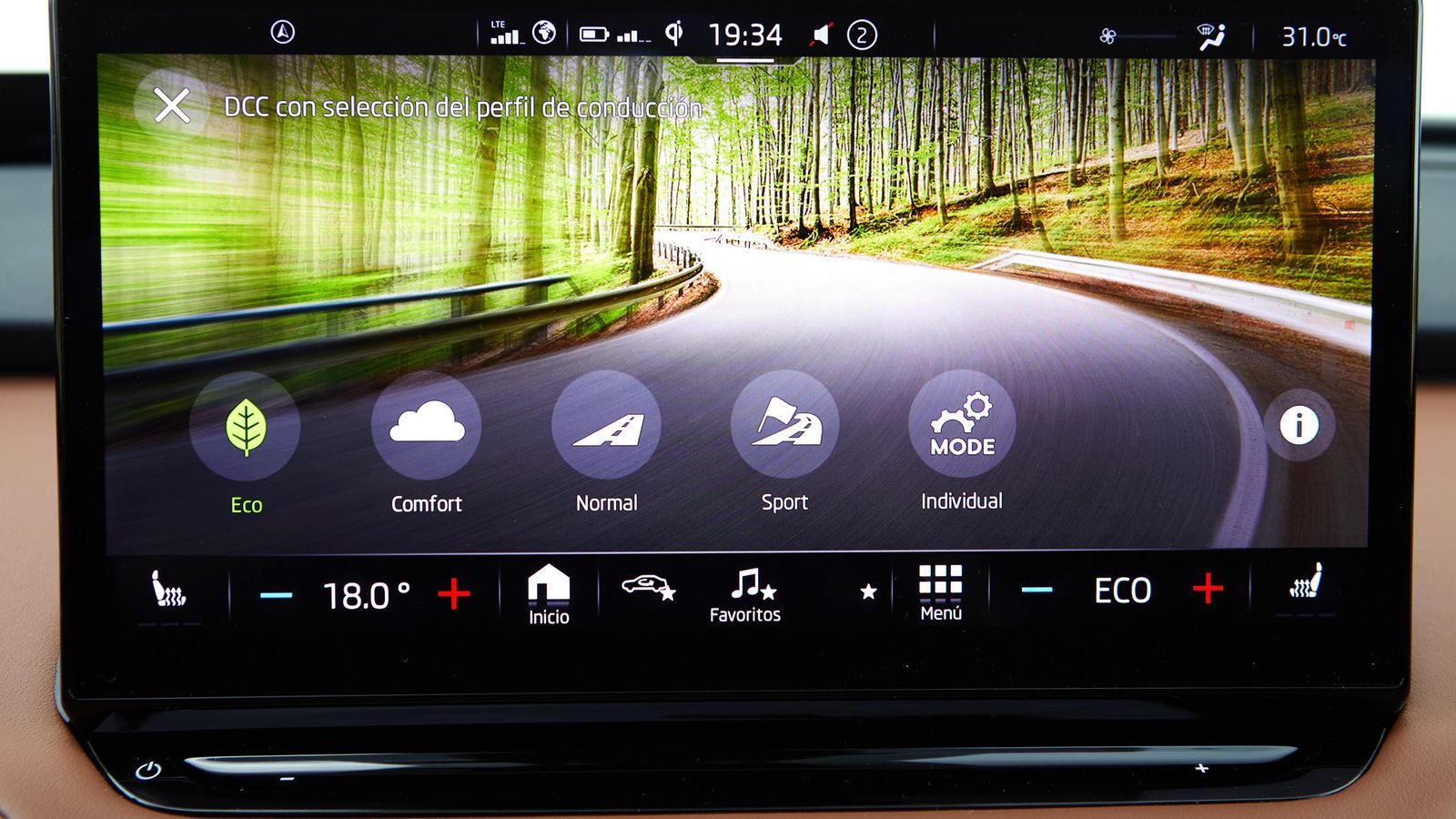 Los diferentes modos de conducción permiten ajustar elementos como al dirección, suspensión, climatización... Es posible acceder rápidamente a esta pantalla con la tecla de atajo que se sitúa bajo la pantalla.