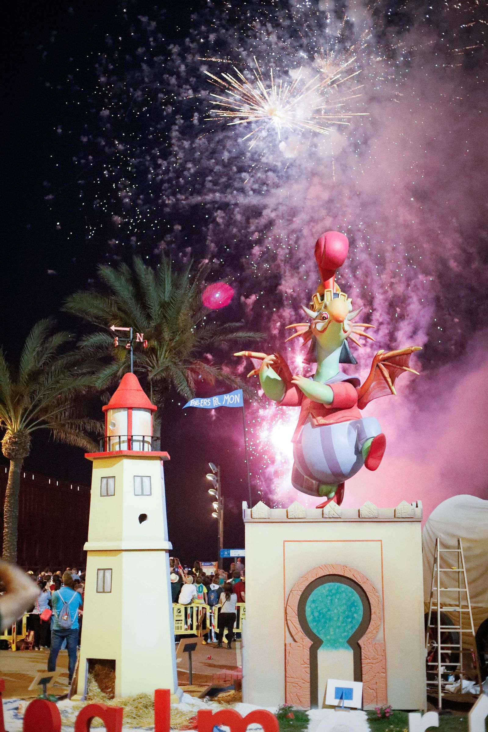 La cremá de las fallas cierra el ‘Fallers pel Món’ en imágenes