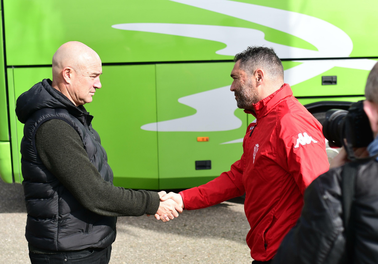 Rafael Berges saluda a Rafa Navarro en la previa de un entrenamiento.