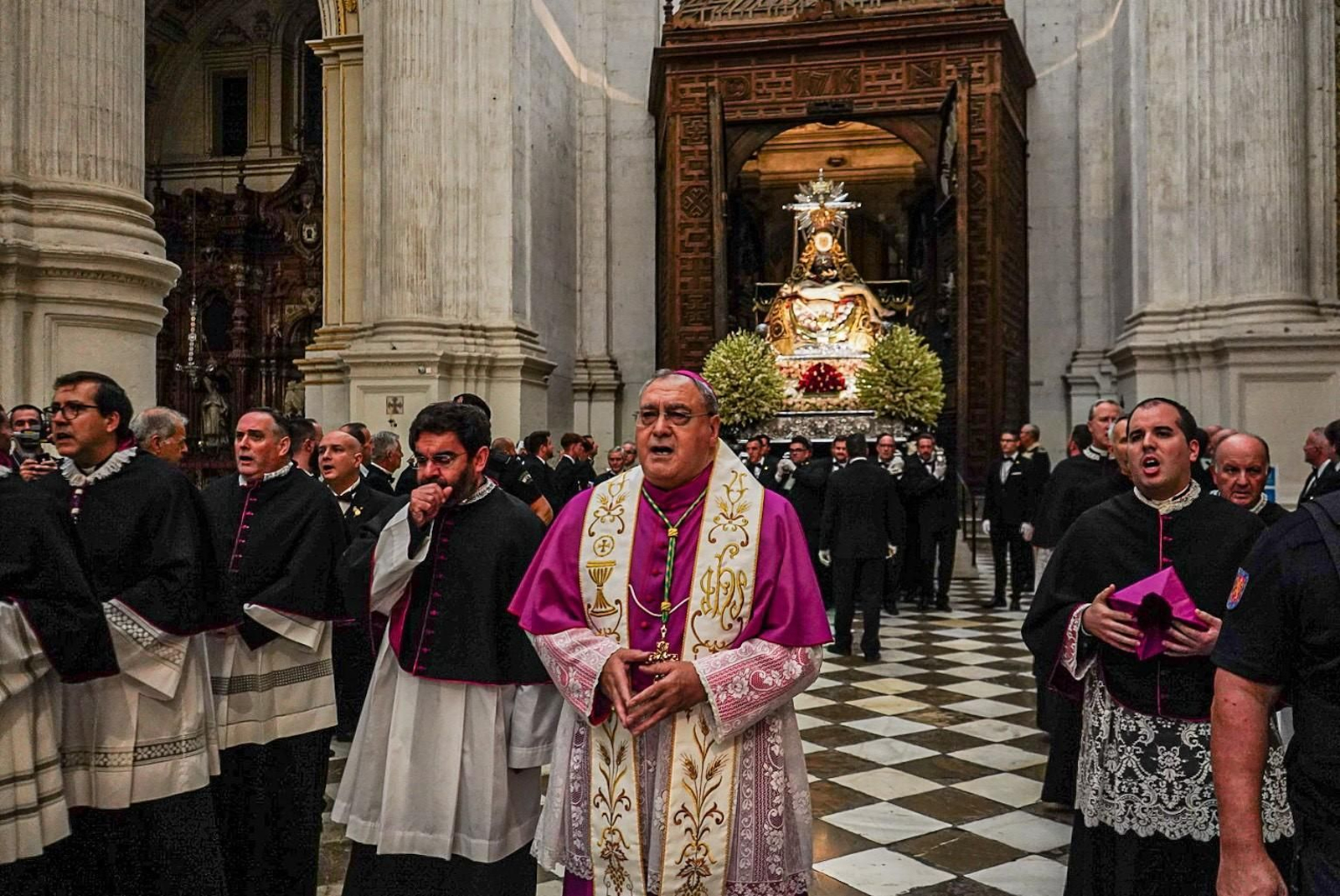 La procesión de la Virgen de las Angustias por Granada, en imágenes
