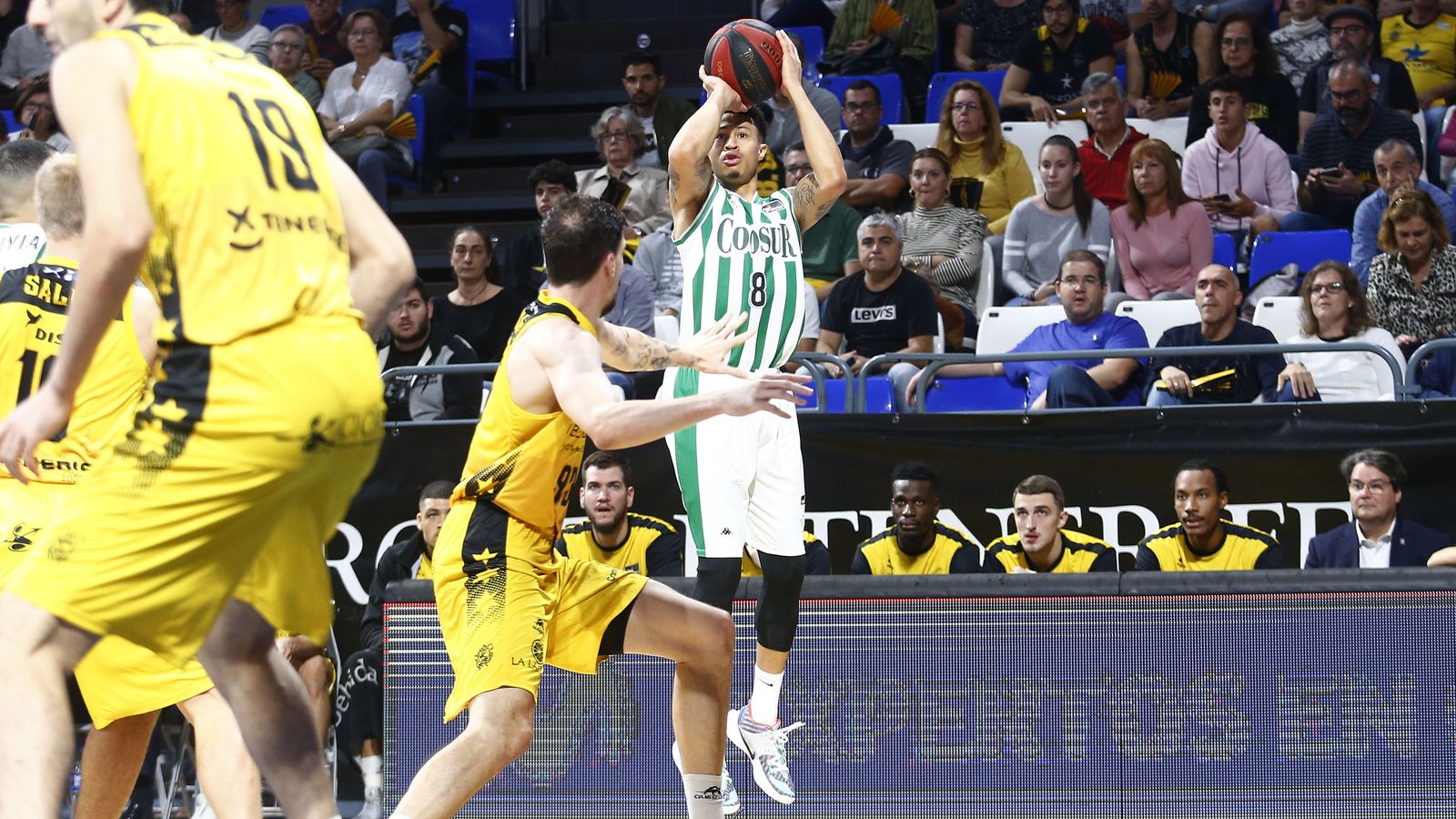 Slaughter se dispone a lanzar.