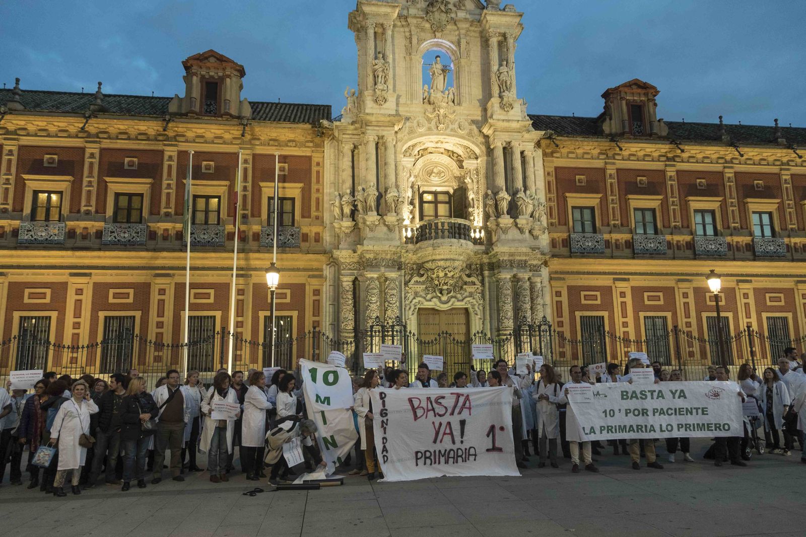 Concentración de los médicos ante el Palacio de San Telmo.