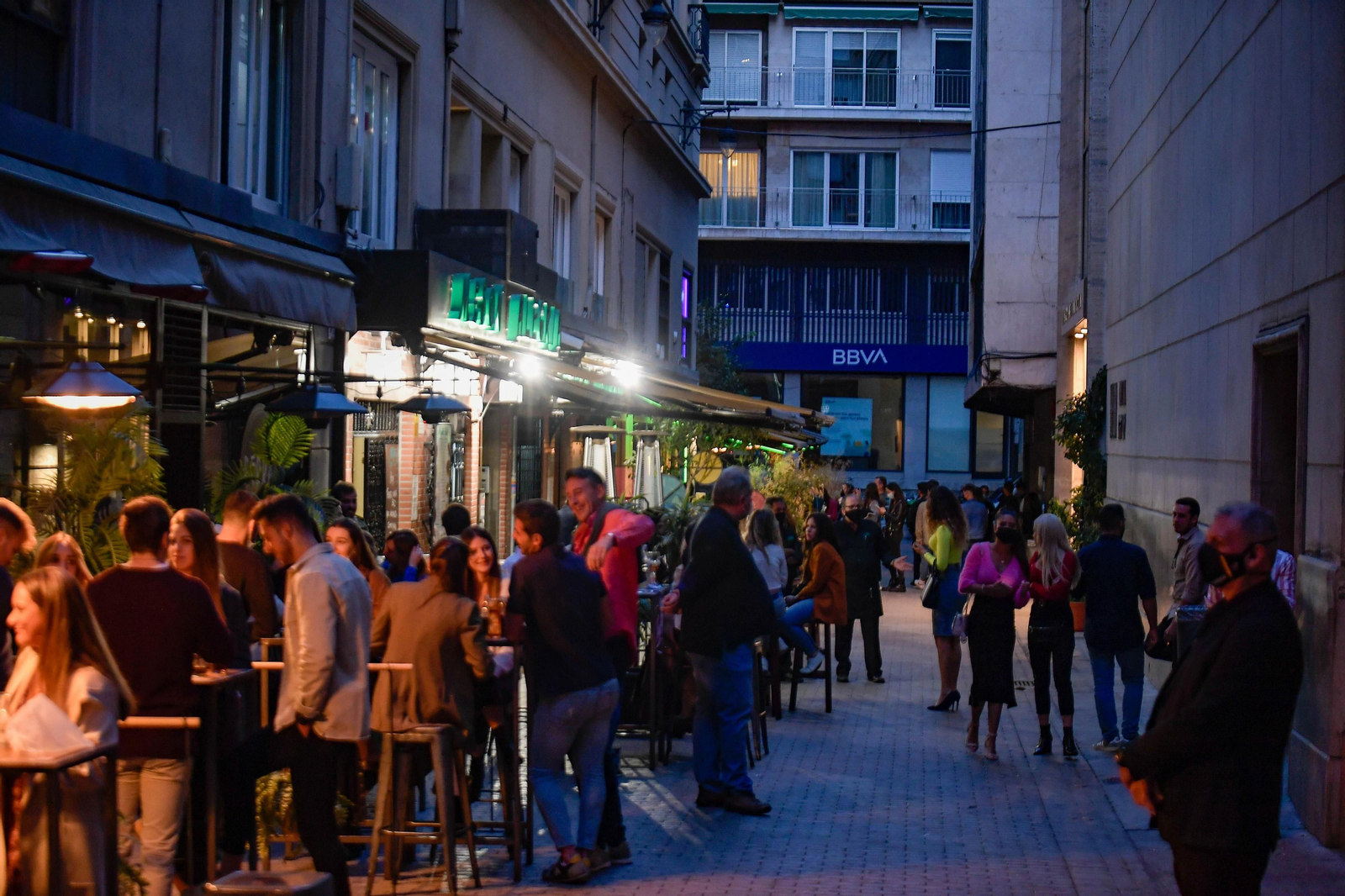 Fotos de los bares de Granada cerrando a las 22:00 horas