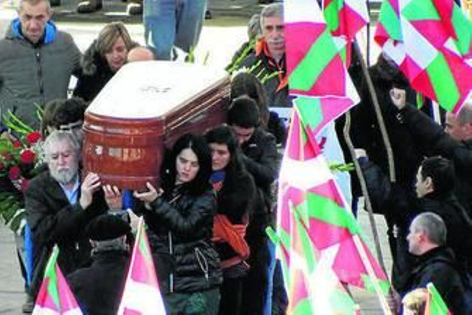 Ex presos de ETA portan el féretro del miembro de la banda Bolinaga.