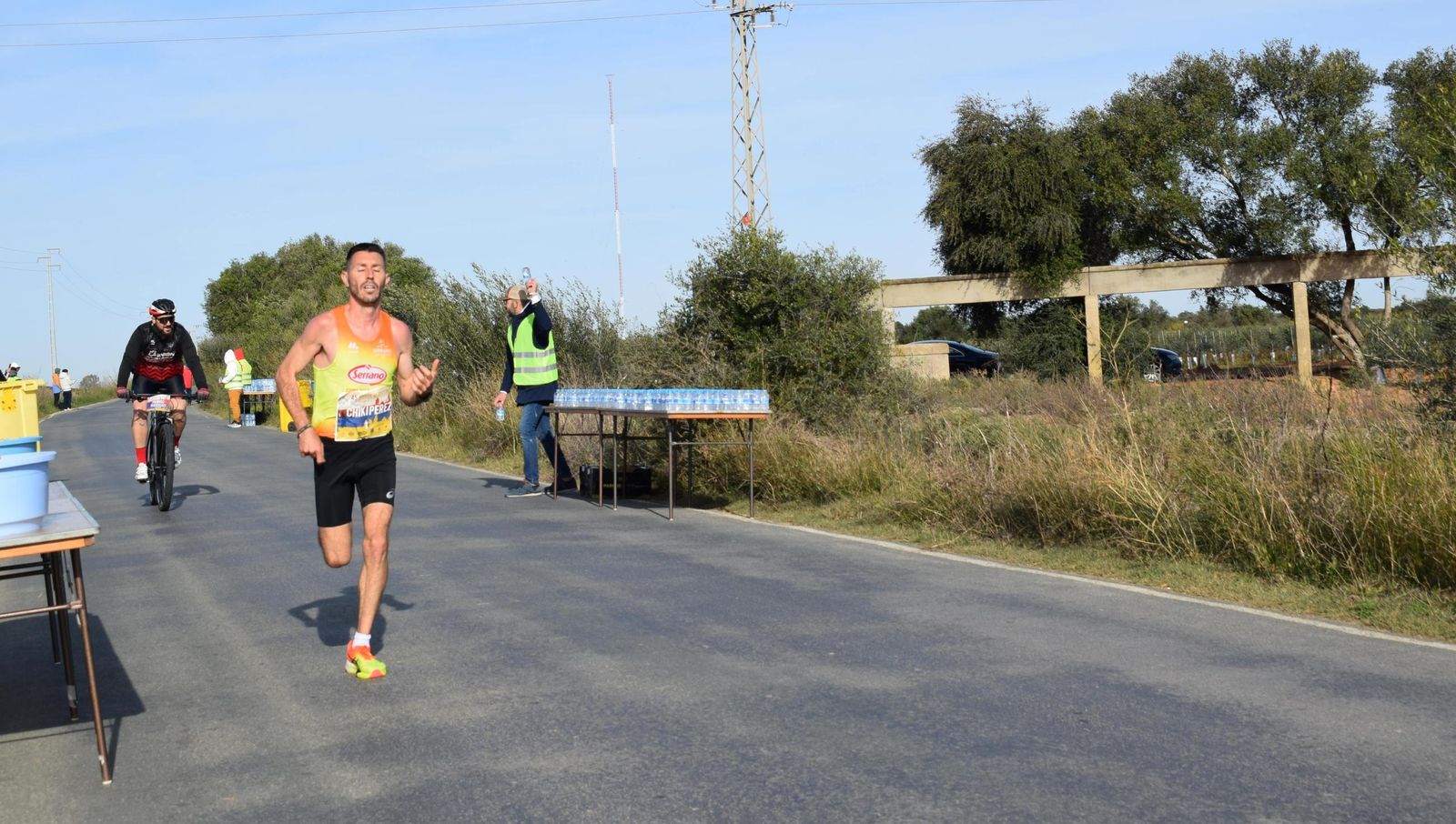 Chiki Pérez, campeón de España y ganador de la Media Sevilla-Los Palacios, pasa por un puesto de avituallamiento.