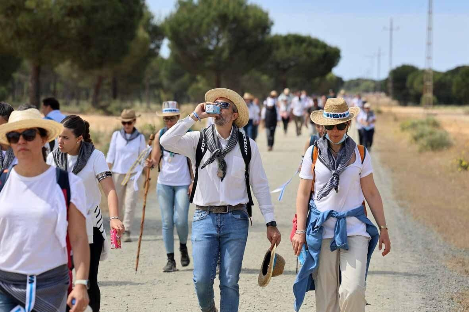 Imágenes de los peregrinos en el camino de la Hermandad del Rocío de Huelva Imágenes de los peregrinos en el camino de la Hermandad del Rocío de Huelva