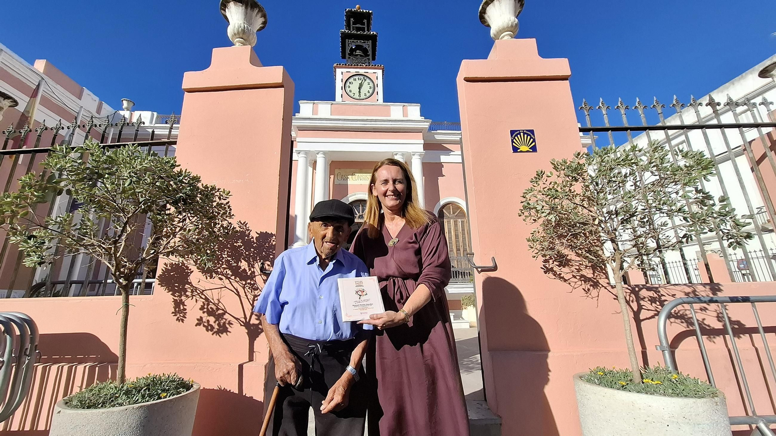 Manuel Martín Sánchez (102 años), junto a la alcaldesa Día del Mayor en Puerto Real