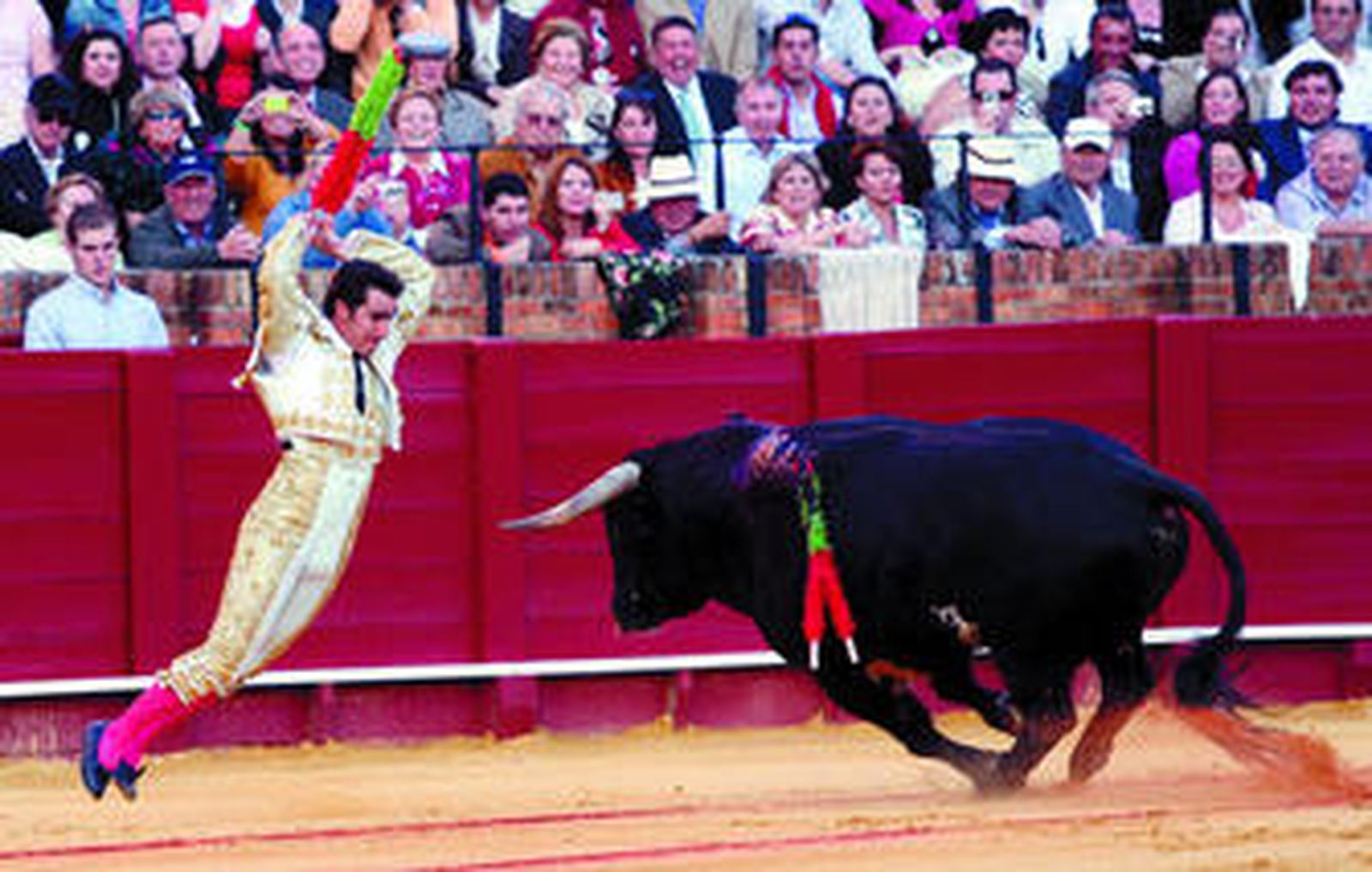 El Fandi, en el sexto toro de la Feria de Abril de 2008, a sus espaldas lo mira atentamente Javier López Reche.