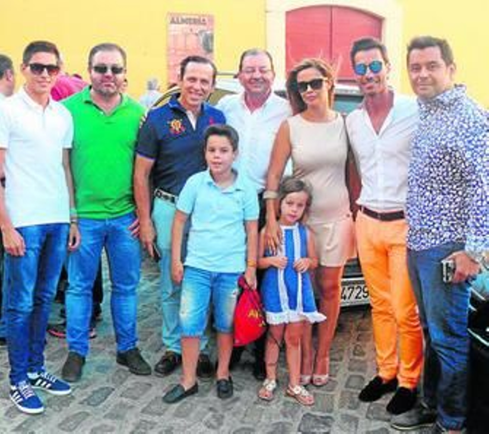 Los profesionales Cabrera (novillero), Olivencia (empresario) y Jesús de Almería (torero) con unos amigos.